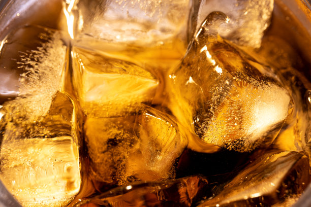 在加冰的杯子里喝的冷饮图片下载