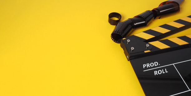 拍板为黄黑色，胶卷为黄底。图片下载