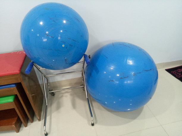 房间角落里有一个蓝色的健身球图片下载