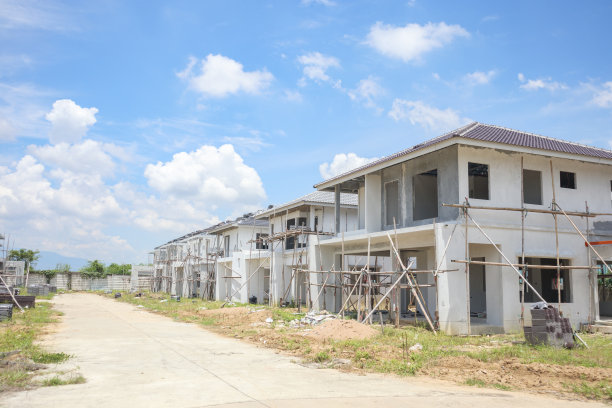 在建筑工地进行预制系统的新建住宅建设图片下载