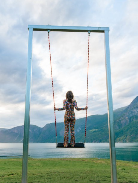 挪威女子在荡秋千图片下载