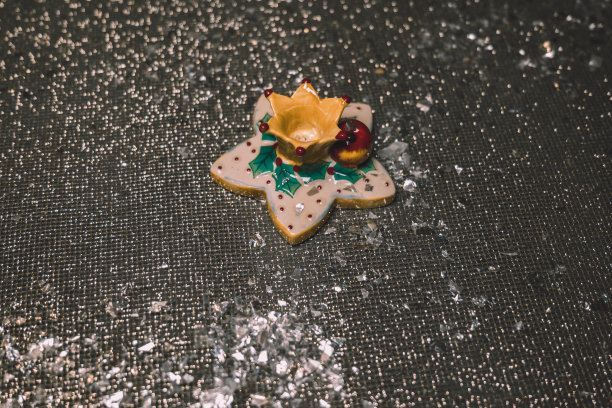 装饰性的星星。一张特写的桌子，上面装饰着一颗闪闪发光的星星。瓷制圣诞星图片下载