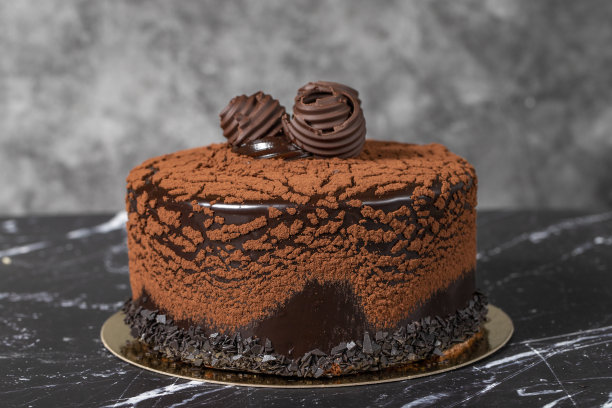 巧克力奶油蛋糕。生日或庆祝蛋糕。深色背景的可可和巧克力奶油蛋糕。图片下载