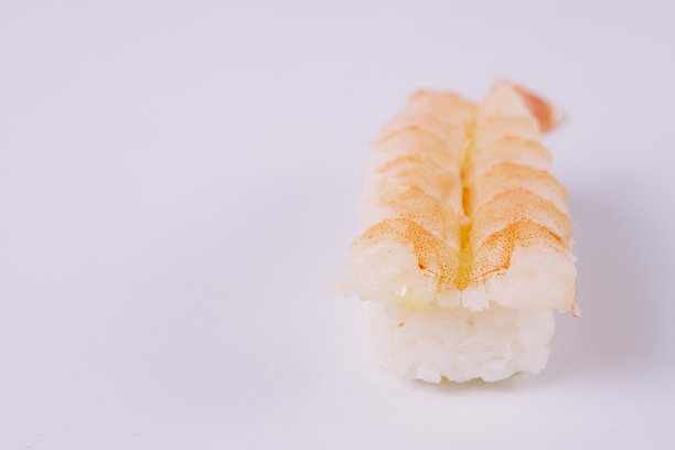 白盘子里的炸虾，用白筷子。图片下载