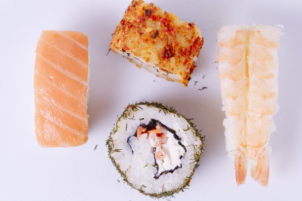 白色盘子里的四种寿司图片下载