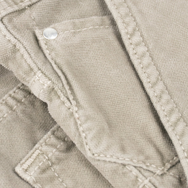 米色男士丝绒裤子，口袋细节图片下载