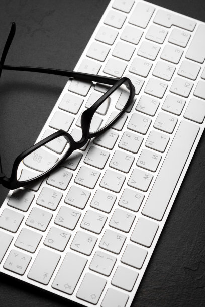 办公桌子，电脑，眼镜图片下载