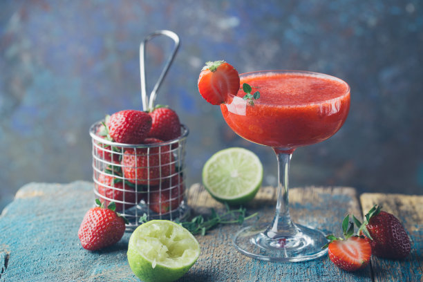 冰草莓鸡尾酒图片下载