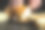 厨师在厨房的菜板上用刀切新鲜面包。健康食品和传统烘焙理念图片下载