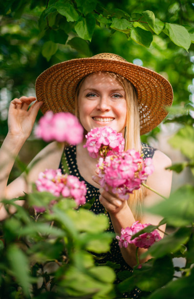 花园里的快乐女人图片下载