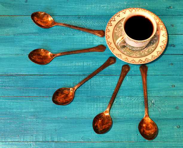 复古静物与旧装饰的杯子和金汤匙对垃圾厨房餐桌背景图片下载