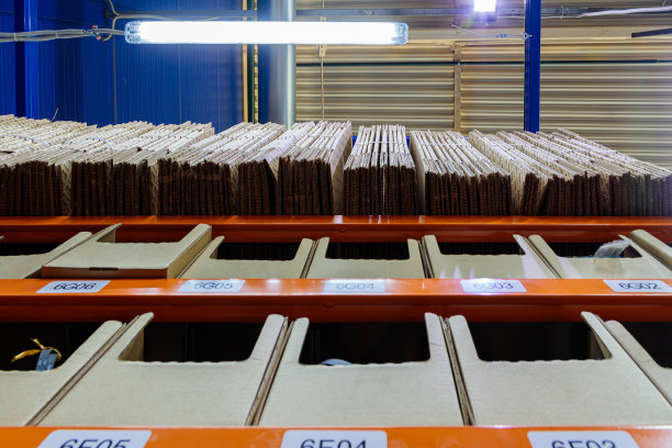 仓库货物架上的箱子特写。图片下载