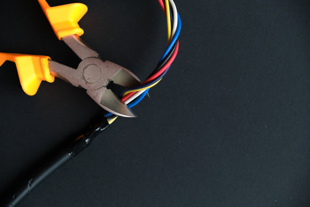 电工用钳子剪电线。切割钳子和电缆。割刀正在剪电线或电缆。用剪刀剪电线。金属钳。图片下载