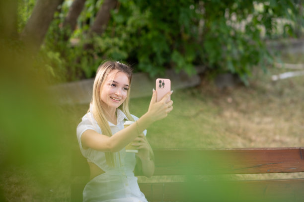 少女拍照图片下载