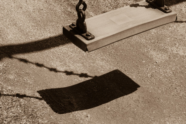 秋千和它的影子，深褐色图片下载