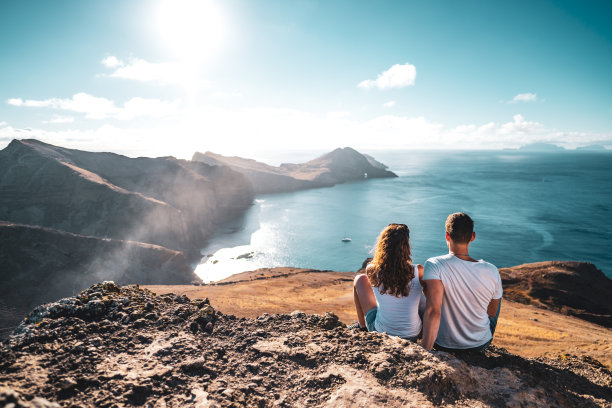 早上，坐在马德拉岛海滨景观的游客夫妇的后视图。欧洲葡萄牙马德拉岛的<s:1> o loureno。图片下载