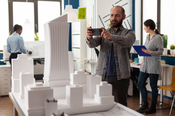 设计建设者着眼于智能手机的项目图片下载