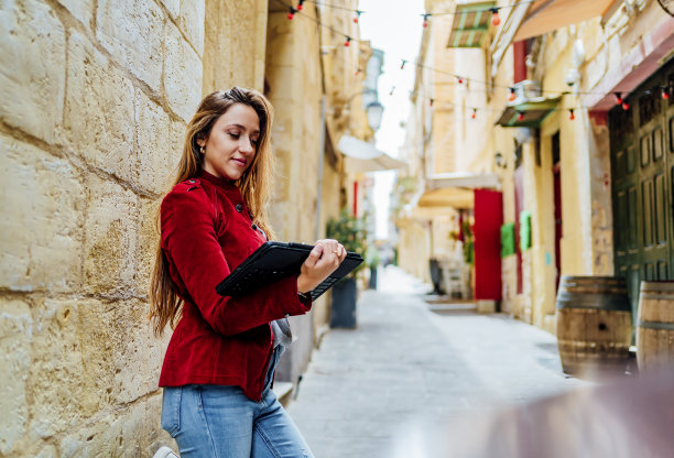 马耳他瓦莱塔，一名年轻女子正在使用电子平板电脑图片下载
