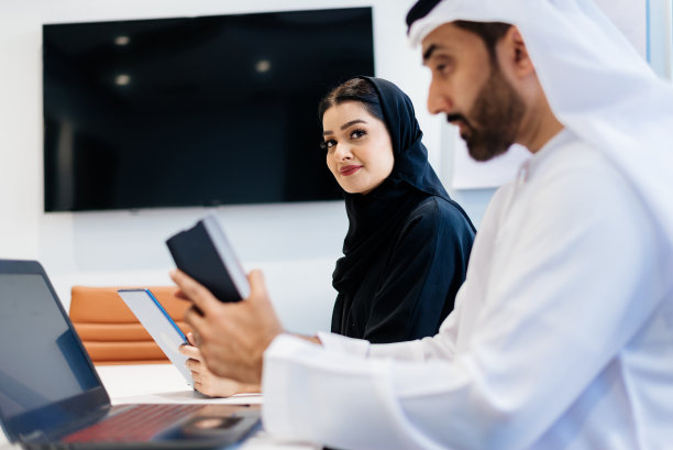 一群中东公司的商务人士在办公室开会图片下载