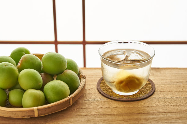 木纹餐桌上的梅子酒图片下载