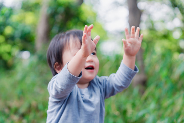 孩子在外面举手图片下载