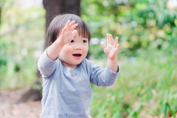 孩子在外面举手图片下载