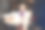 一名男子腰部以上，在汽车后备箱附近拿着纸板箱图片下载