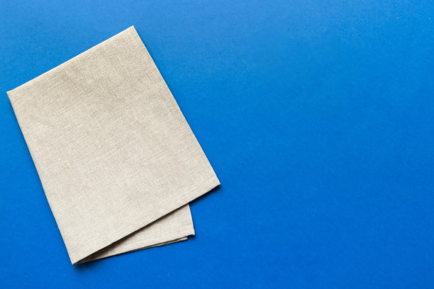 顶视图与灰色厨房餐巾孤立的桌子背景。折叠布料与复制空间的模型，平铺。最小的风格图片下载