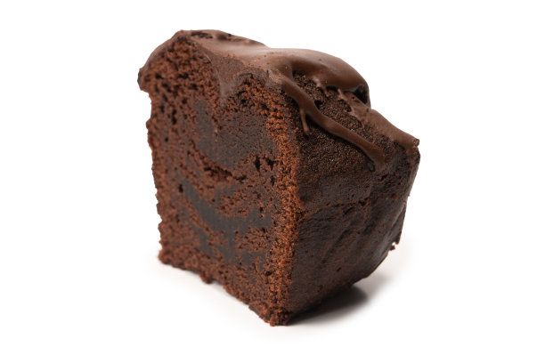 白色背景上的巧克力蛋糕。图片下载