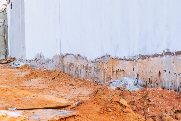 泥土在建筑物的墙边塌陷了。图片下载