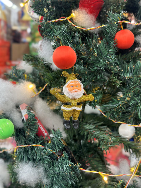 装饰过的圣诞树形象图片下载