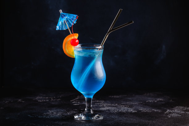 一杯蓝色泻湖鸡尾酒图片下载