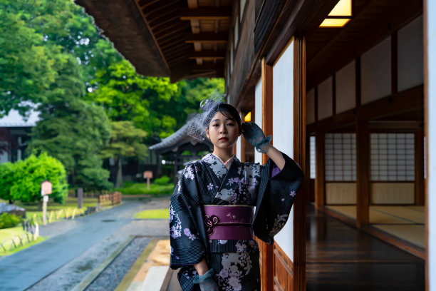 抚摸穿着传统服装的漂亮女人的头发的动作。图片下载