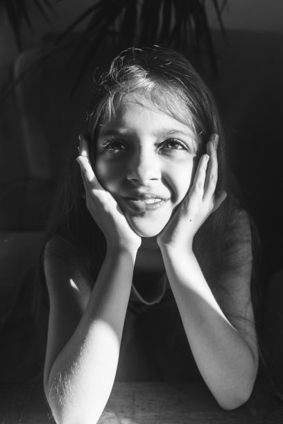 女孩用颜料画画。创造性发展和快乐童年的概念。网上绘画课程，并与老师。艺术治疗。桌子上有一个调色板和一张纸图片下载