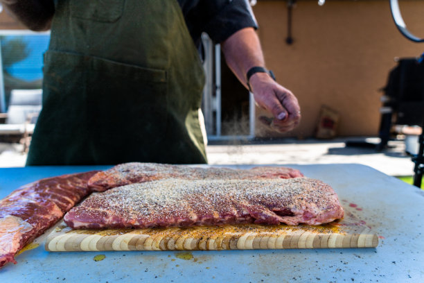 生排骨用干酱调味，腌一个小时。烤架是预热的，排骨是低火慢炖的，涂上烧烤酱，直到柔软多汁。图片下载