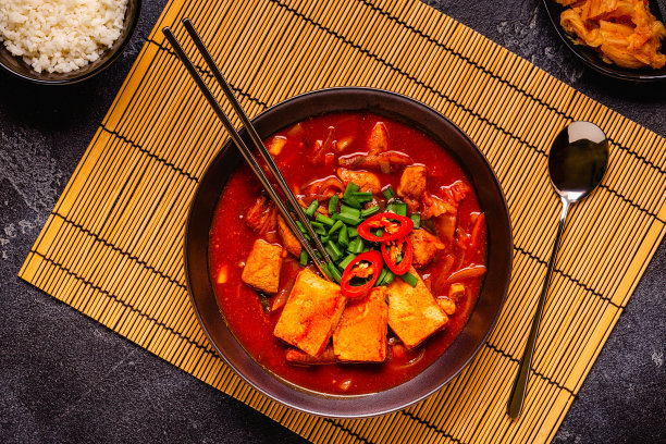 韩国传统食品，辣泡菜汤(泡菜虎)与猪肉和豆腐奶酪。图片下载