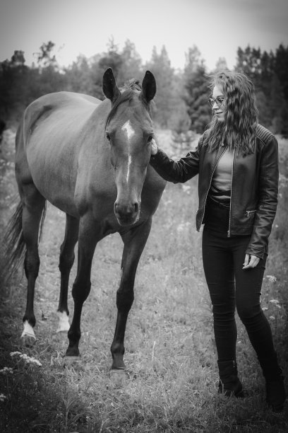 一个女孩和一匹马图片下载