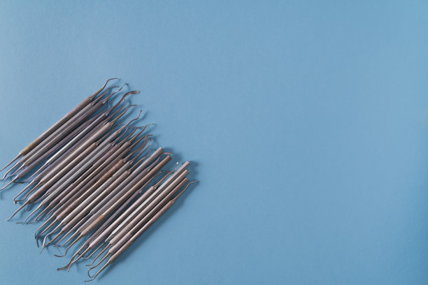 牙科工具在蓝色背景顶视图图片下载