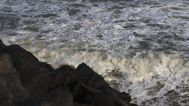 海滩海浪和海泡沫。海水背景。海浪型图片下载
