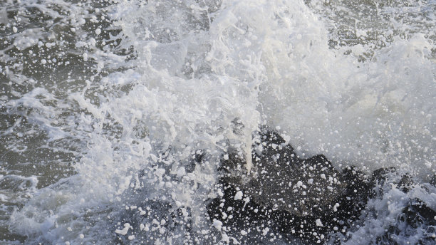 海滩海浪和海泡沫。海水背景。海浪型图片下载