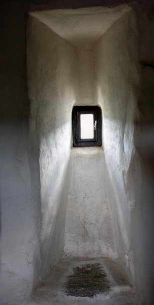 小木框窗，正面是粉刷过的墙。地点:奥地利Lockenhaus。图片下载