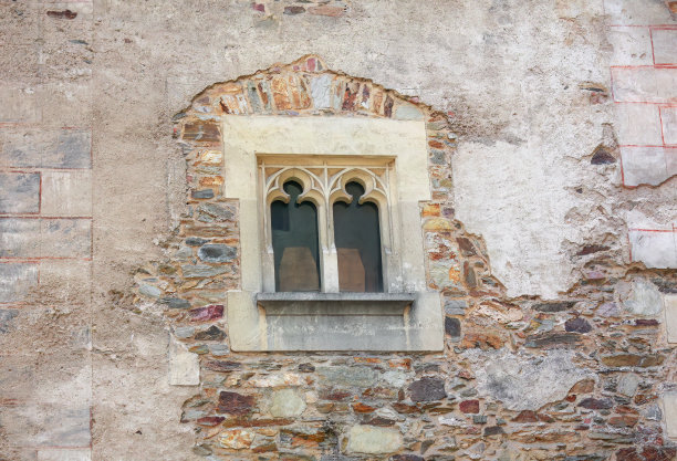 古老的窗户在石墙上，风化的灰泥。地点:奥地利Lockenhaus。图片下载
