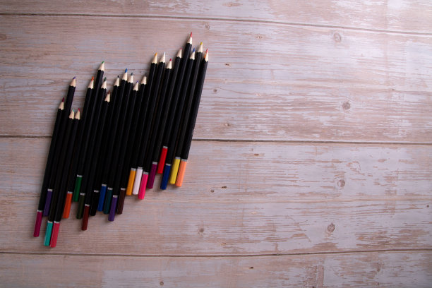 照片在桌子上画了很多铅笔图片下载