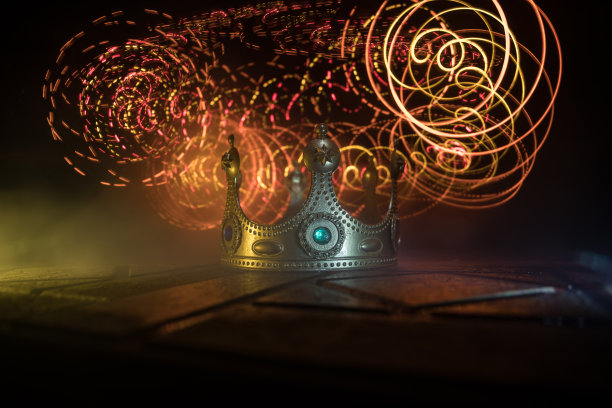 木质桌子上美丽的国王王冠的低调形象。的过滤。幻想中世纪时期。有选择性的重点。图片下载