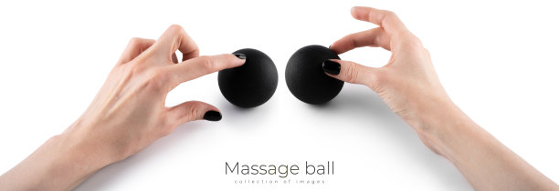 按摩黑球在女性手中的触发点隔离在一个白色的背景。肌筋膜释放的概念。图片下载