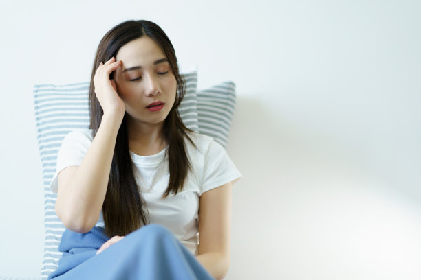 女人早上从床上醒来图片下载