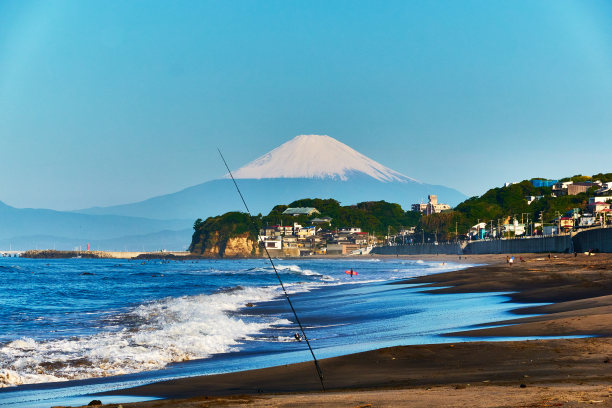 海滩和雪山的美景映衬着清晨湛蓝的天空图片下载