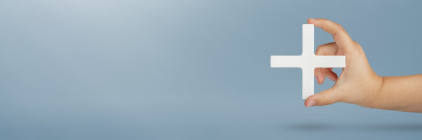 手握白色加号或十字符号。社会保障的概念，以及健康保险。福利，个人发展，成长理念。数学符号加上白色的手在蓝色的背景图片下载