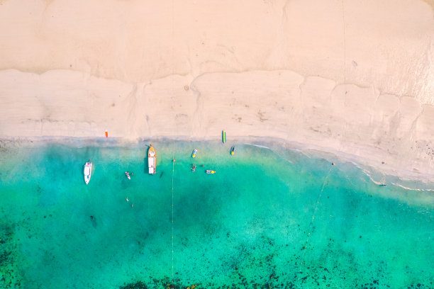 美丽的绿松石沙滩和小船、独木舟是夏季休闲活动的好去处图片下载