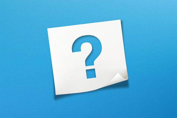 蓝色背景上带问号的笔记纸图片下载
